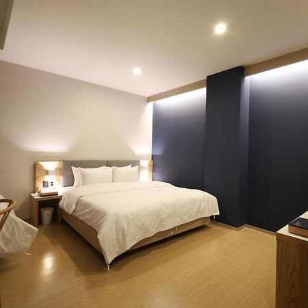Hound Hotel Changwon Exteriör bild