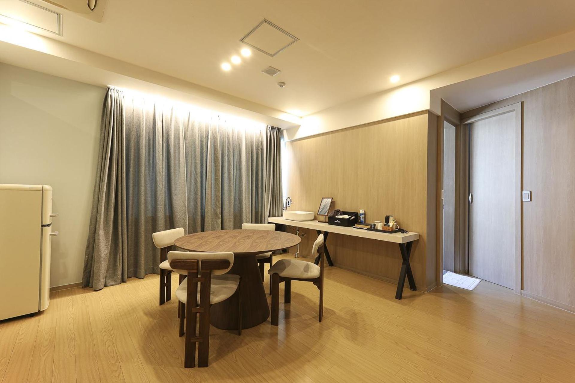 Hound Hotel Changwon Exteriör bild