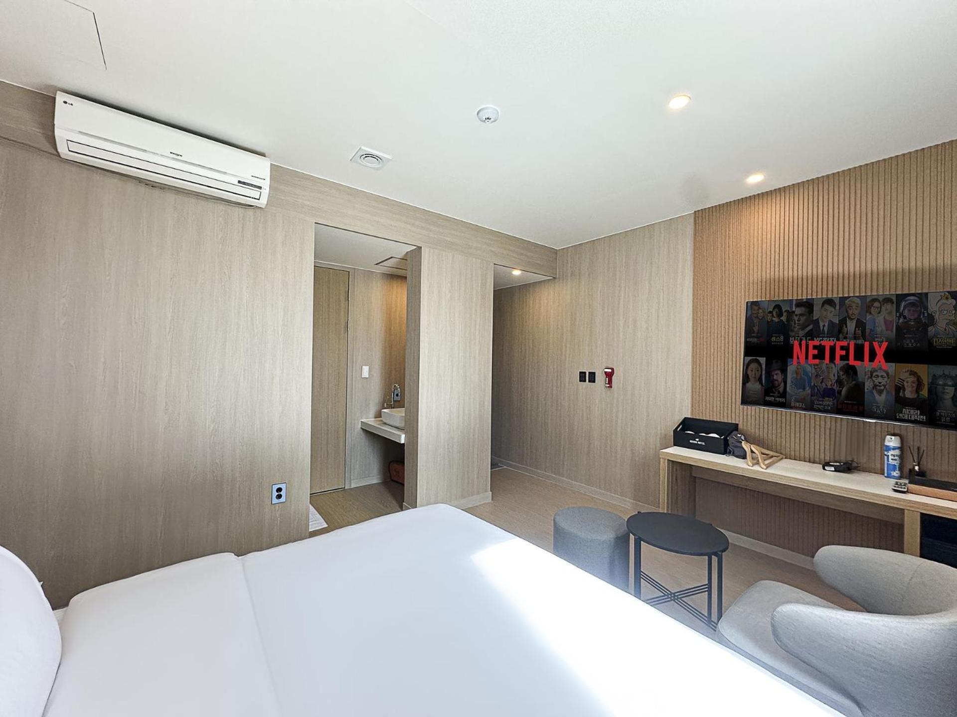 Hound Hotel Changwon Exteriör bild