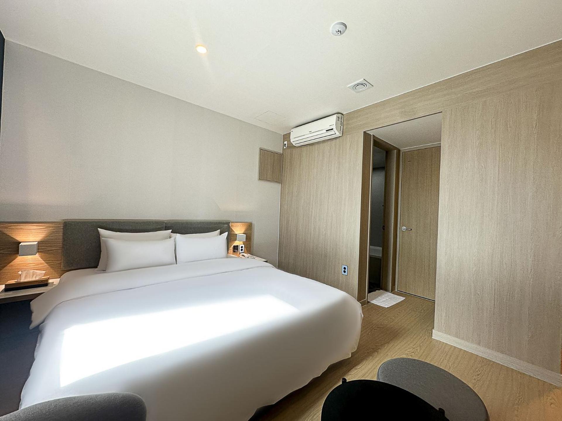Hound Hotel Changwon Exteriör bild
