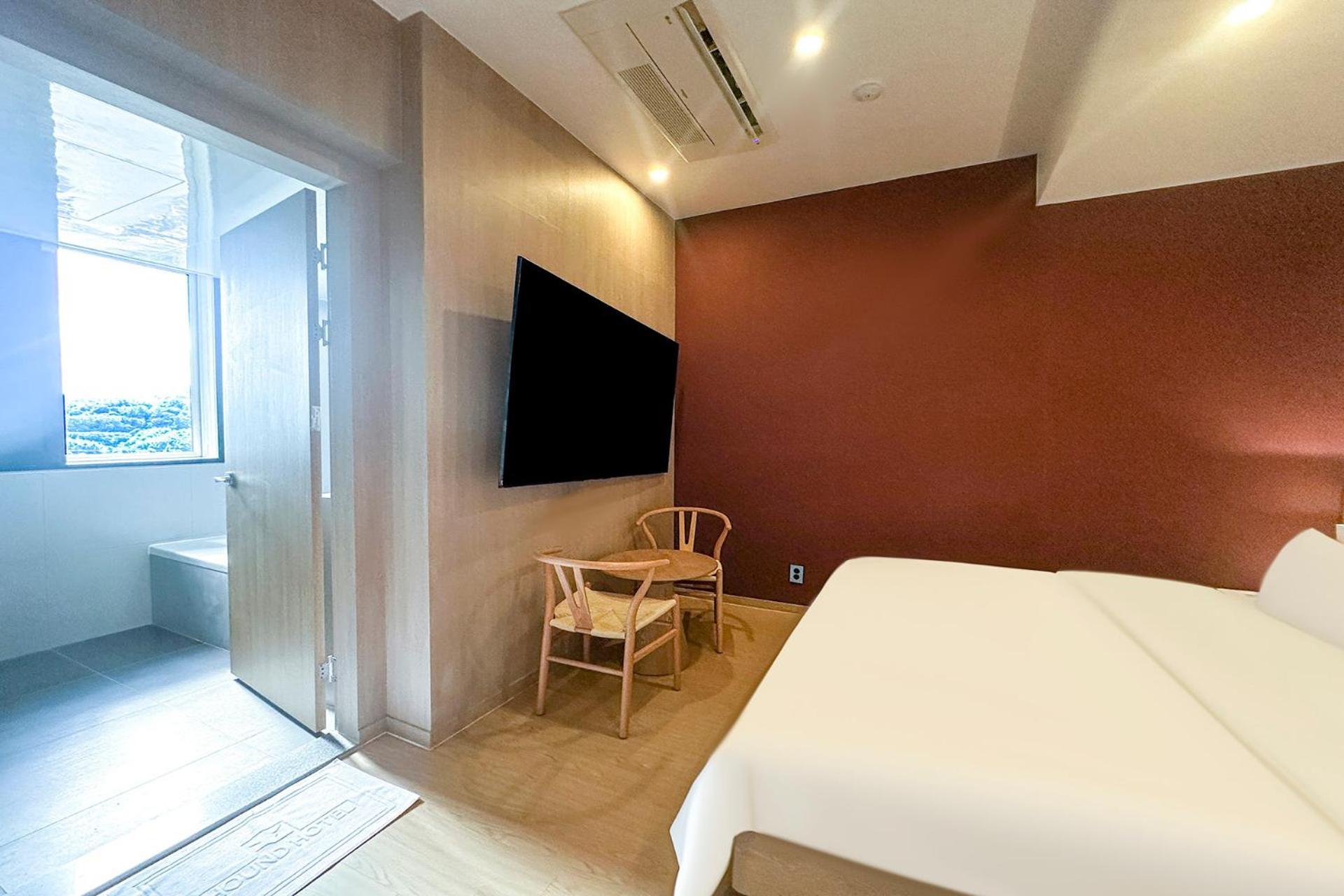 Hound Hotel Changwon Exteriör bild