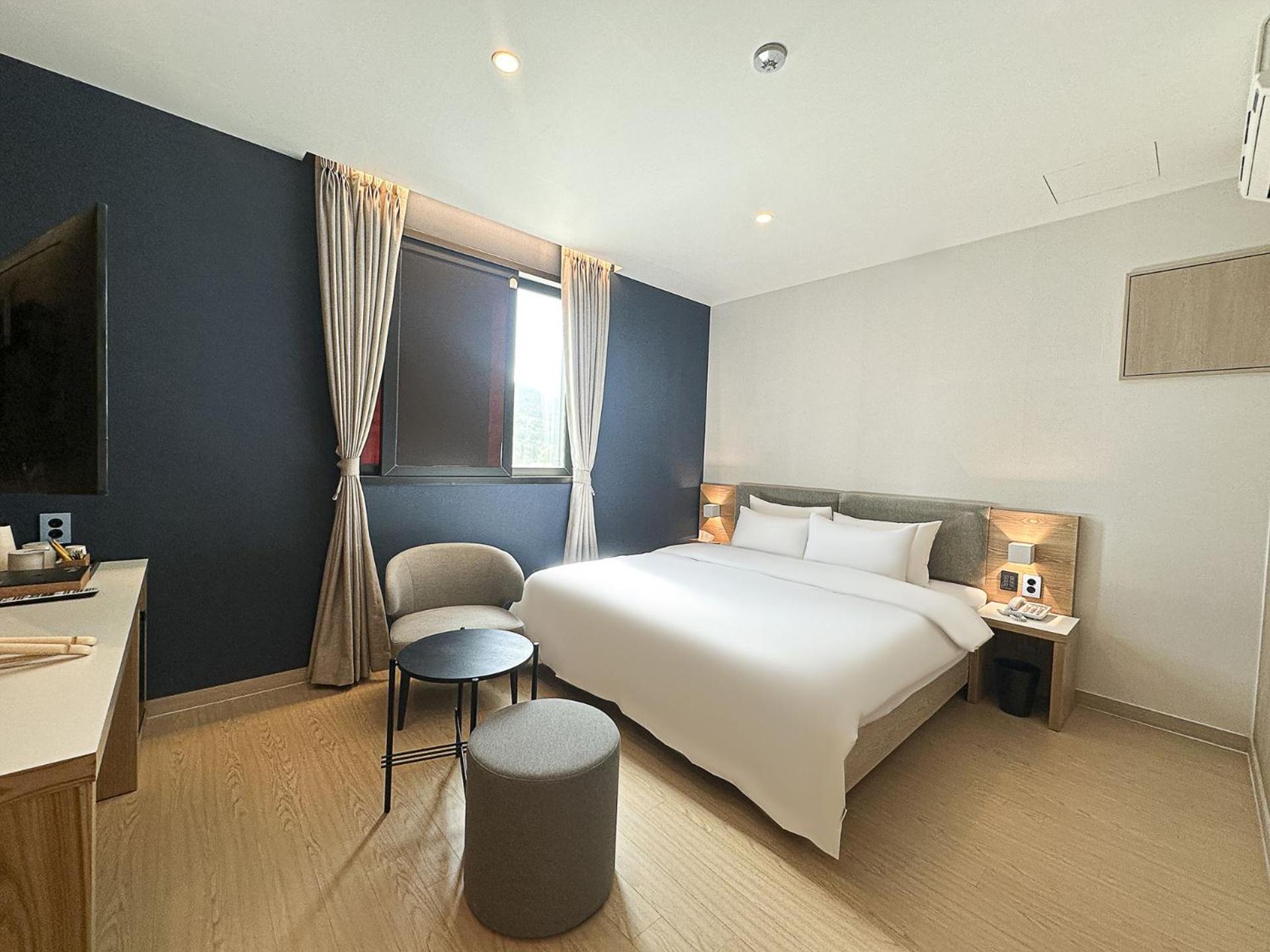 Hound Hotel Changwon Exteriör bild