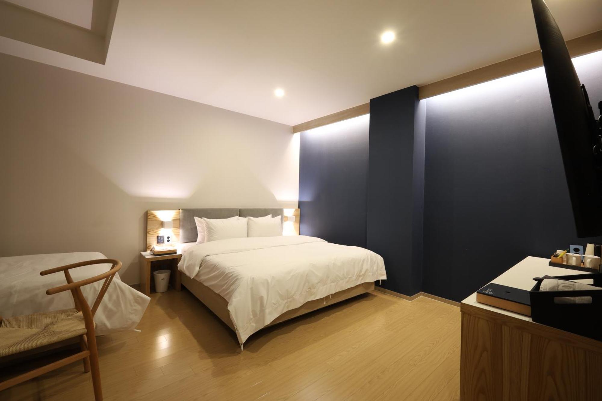 Hound Hotel Changwon Exteriör bild