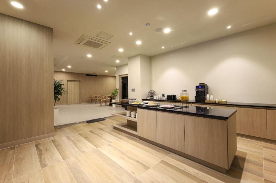 Hound Hotel Changwon Exteriör bild