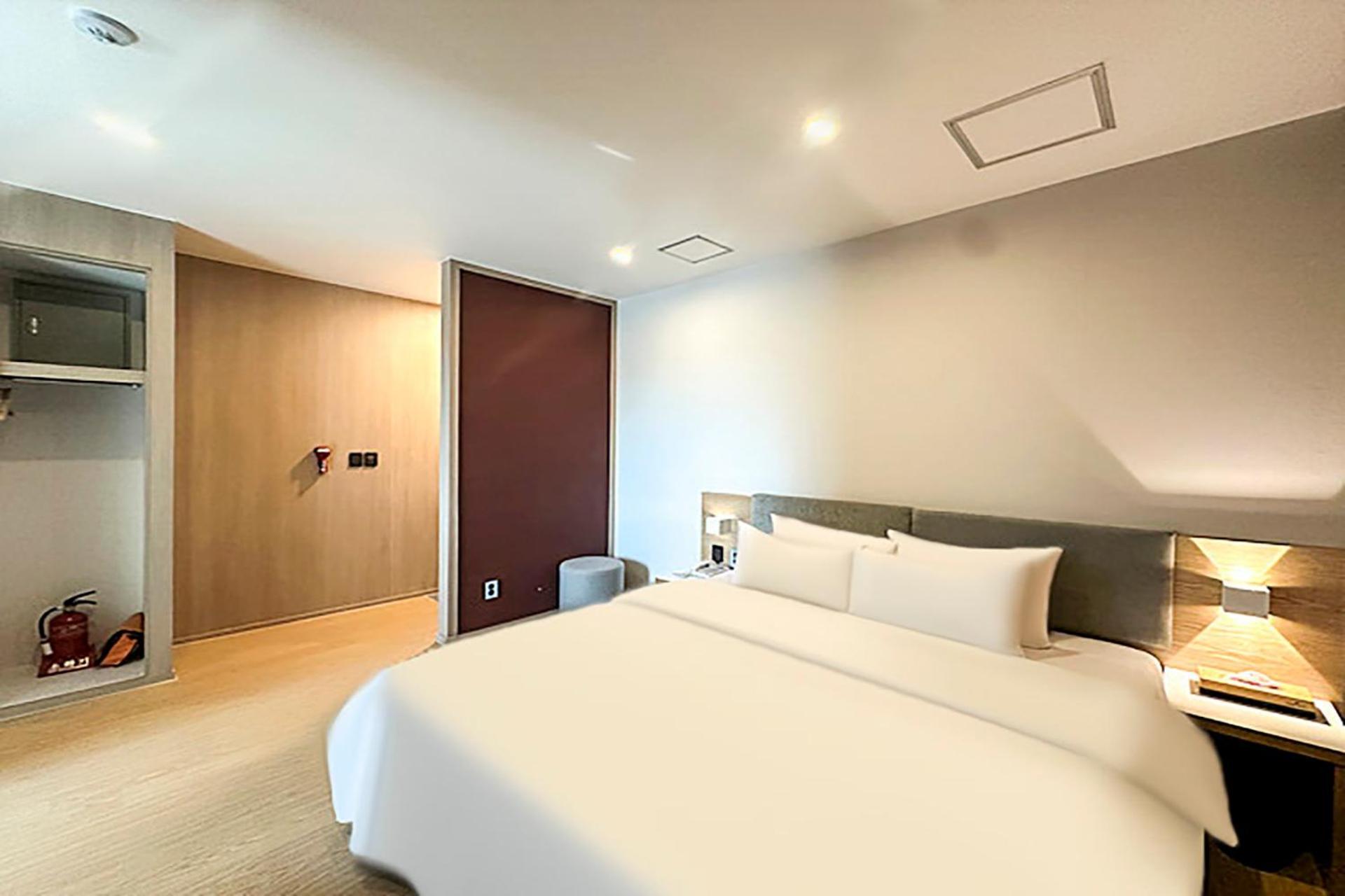 Hound Hotel Changwon Exteriör bild