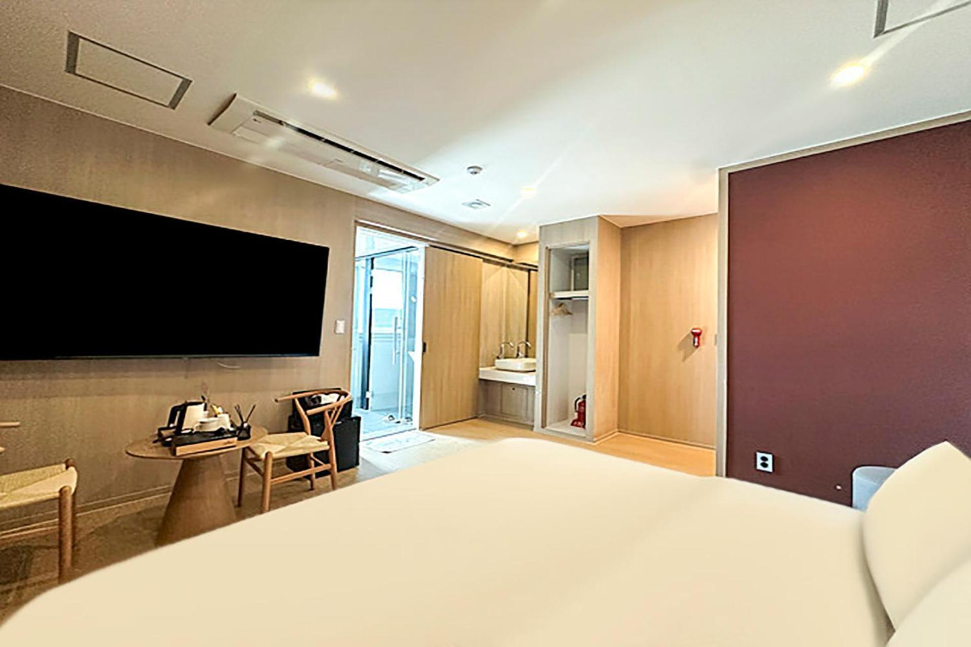 Hound Hotel Changwon Exteriör bild