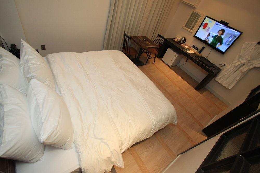 Hound Hotel Changwon Exteriör bild