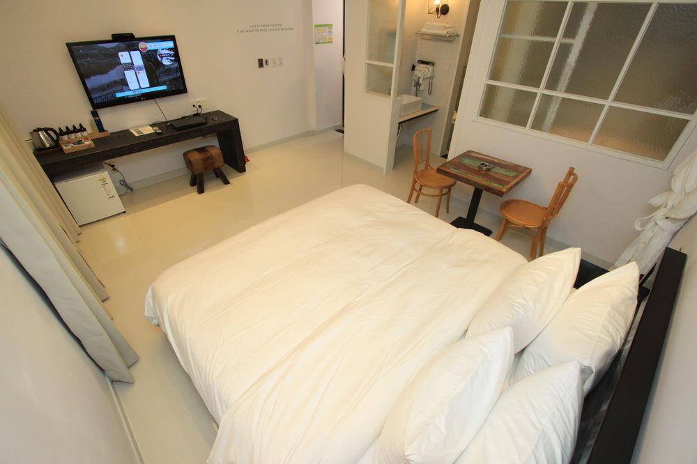 Hound Hotel Changwon Exteriör bild