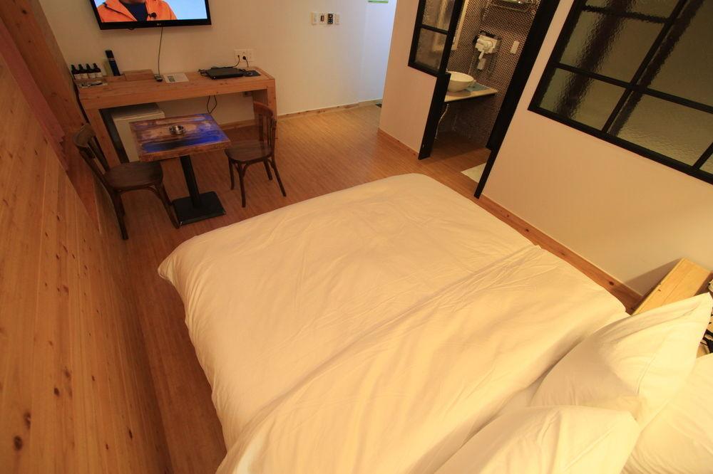 Hound Hotel Changwon Exteriör bild
