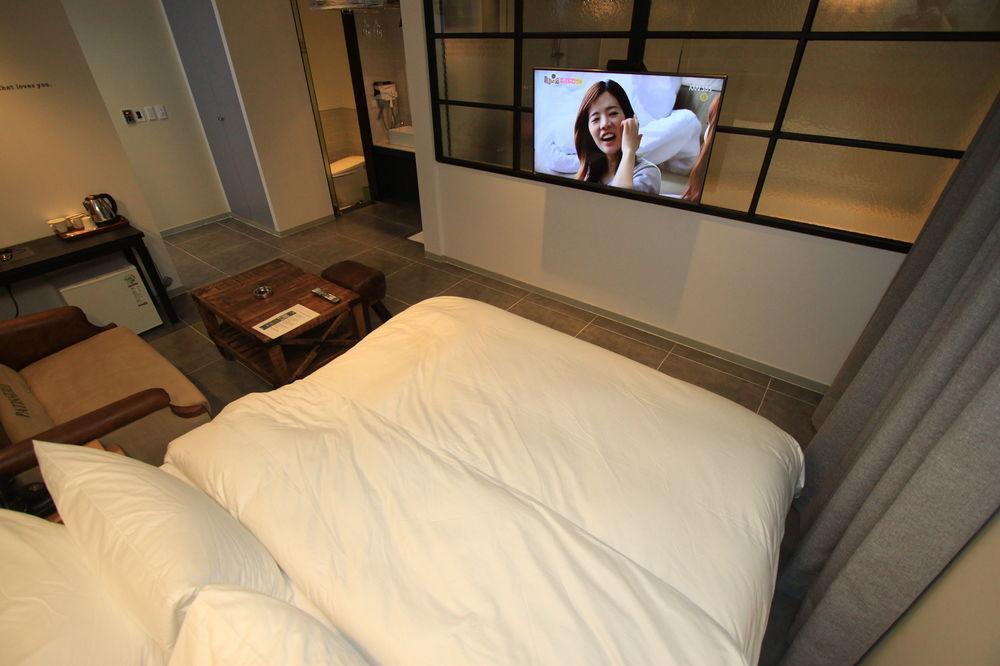 Hound Hotel Changwon Exteriör bild