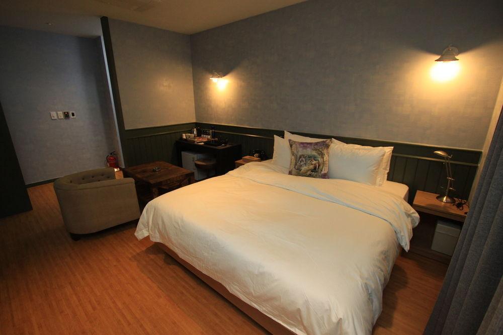 Hound Hotel Changwon Exteriör bild