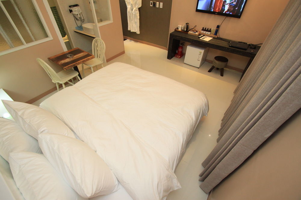 Hound Hotel Changwon Exteriör bild