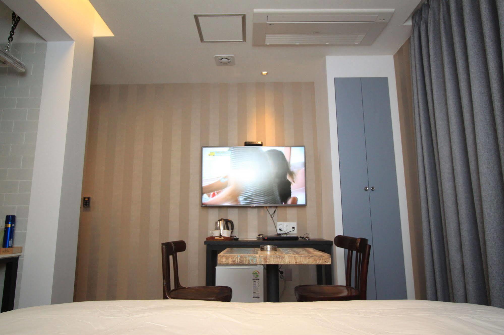 Hound Hotel Changwon Exteriör bild