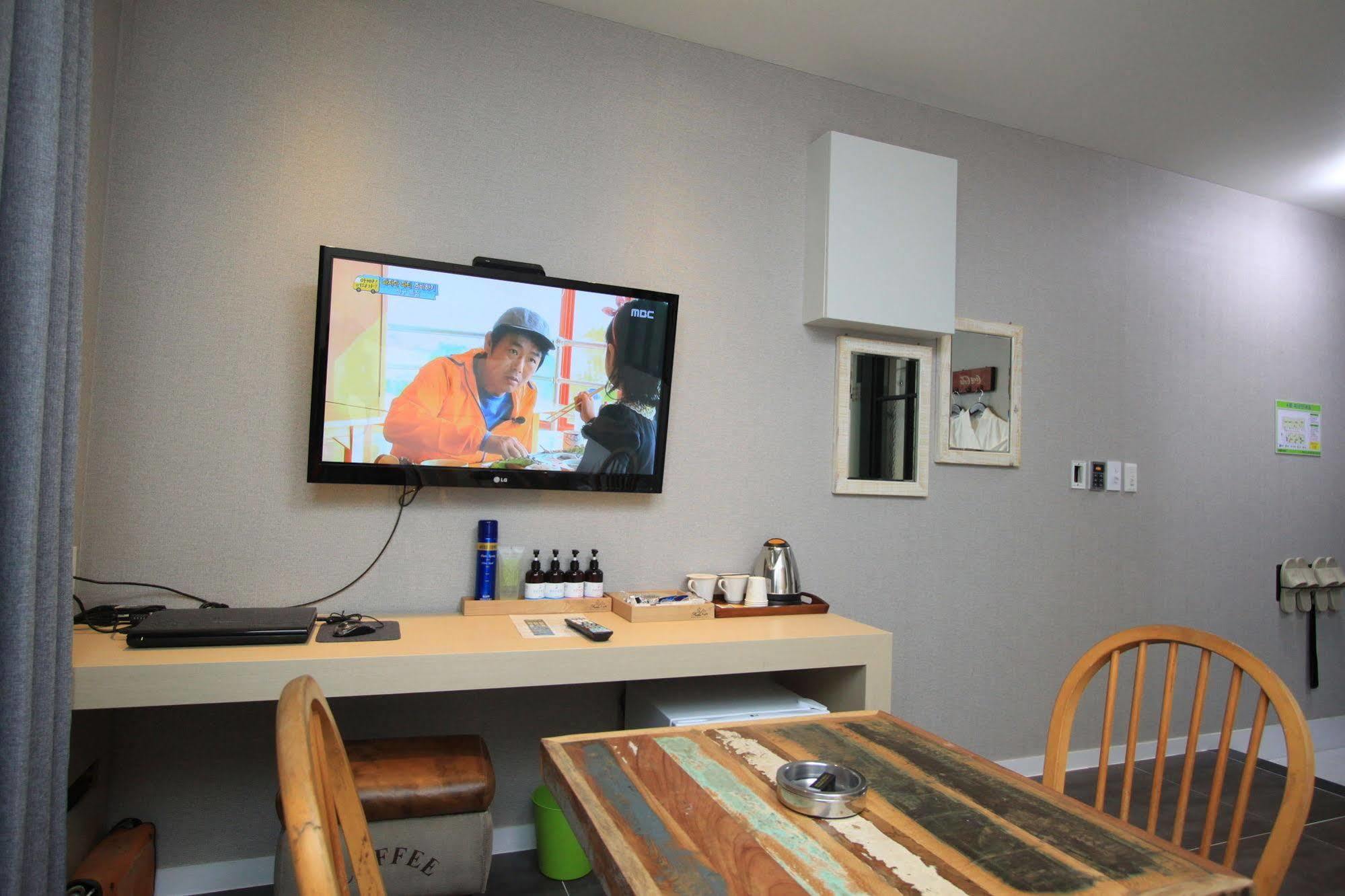 Hound Hotel Changwon Exteriör bild