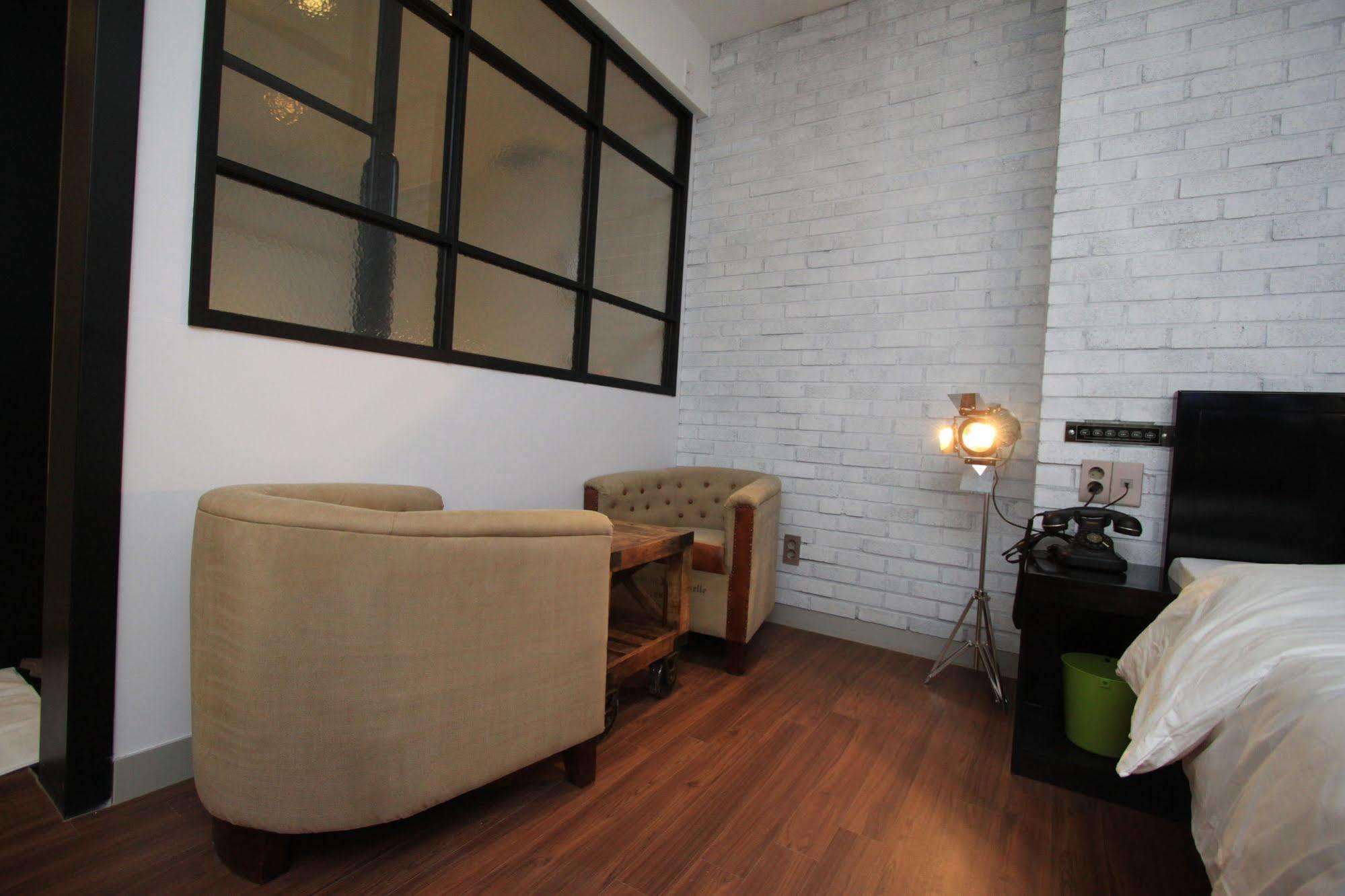 Hound Hotel Changwon Exteriör bild