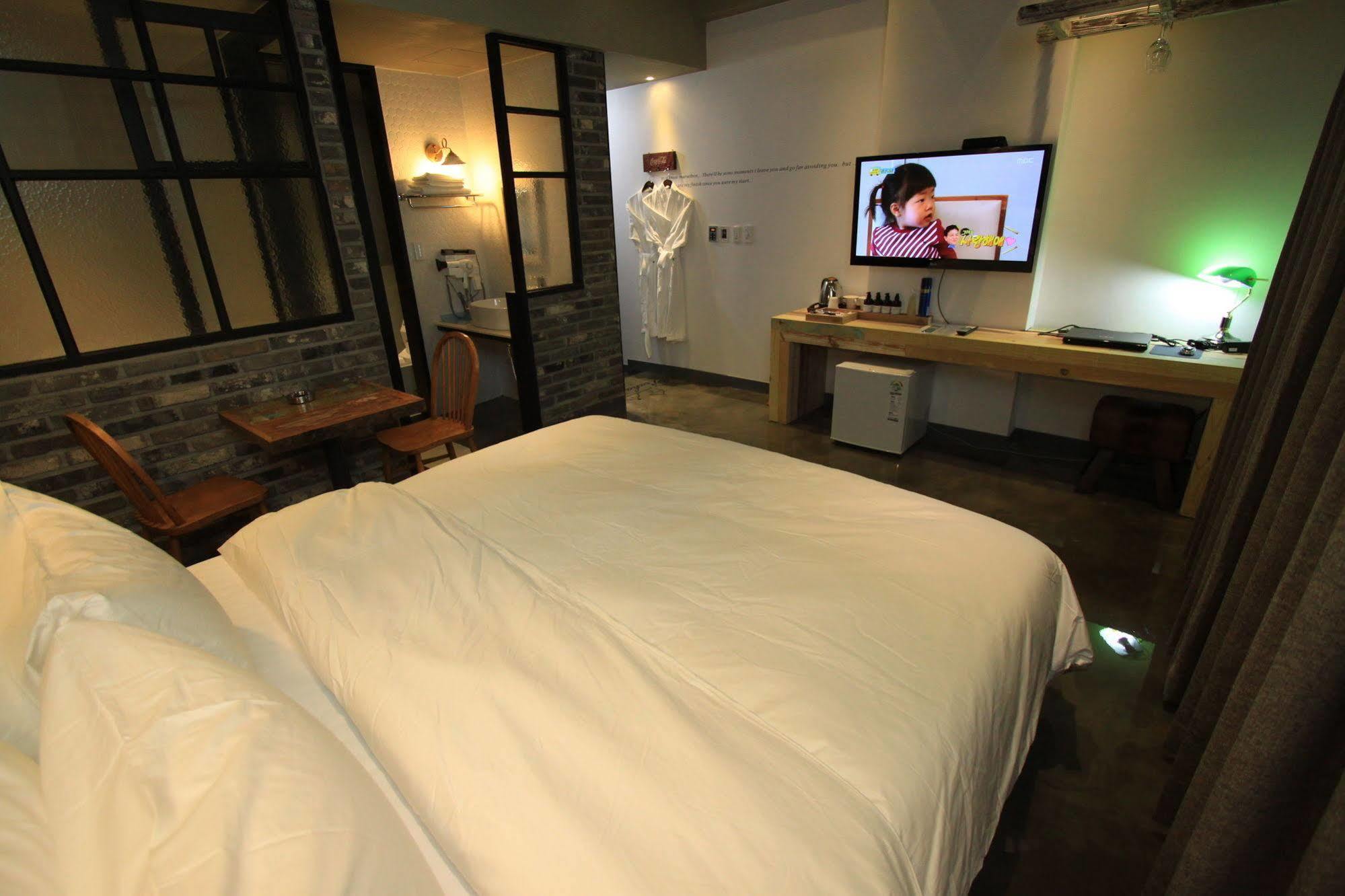 Hound Hotel Changwon Exteriör bild