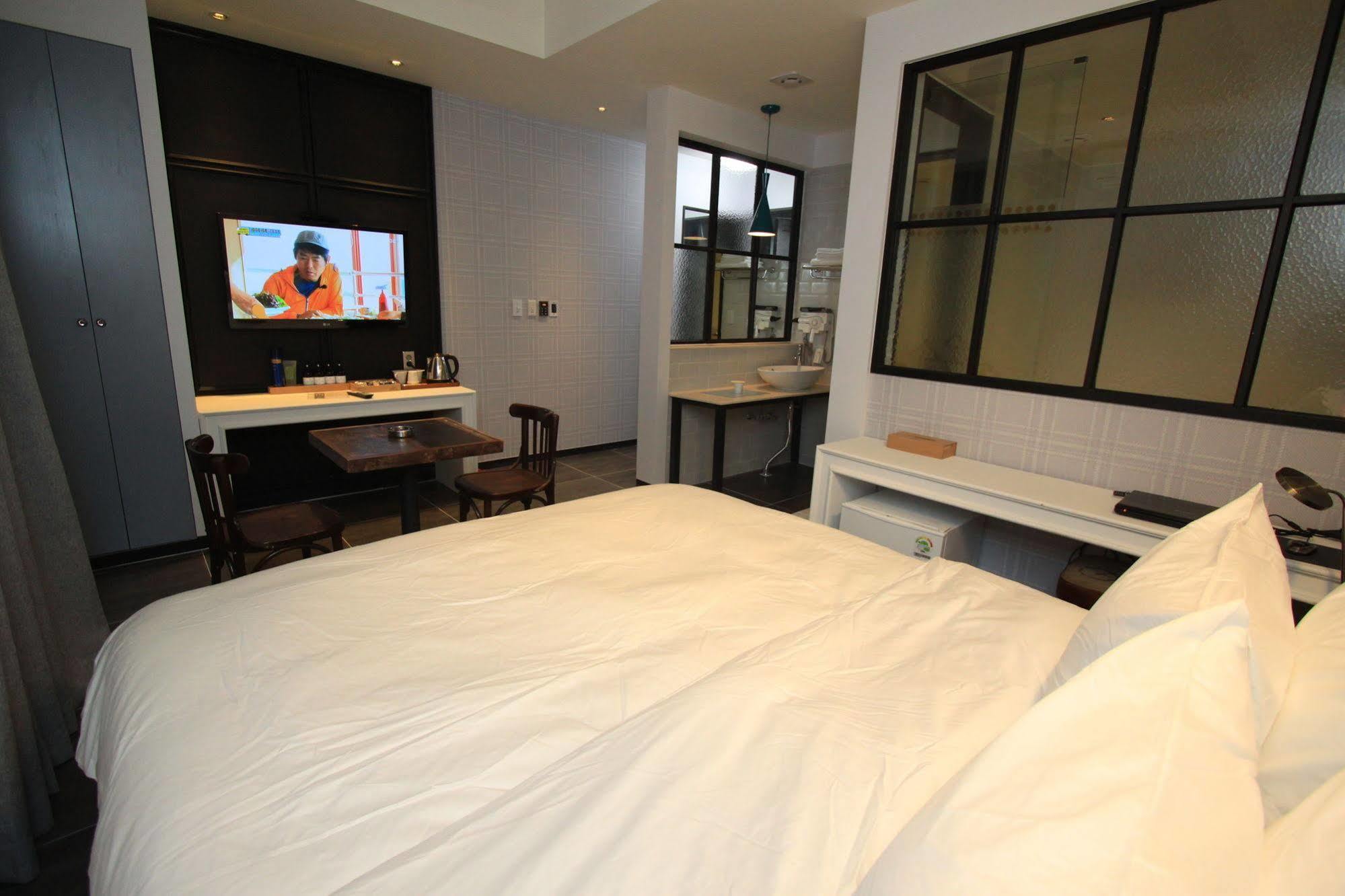 Hound Hotel Changwon Exteriör bild