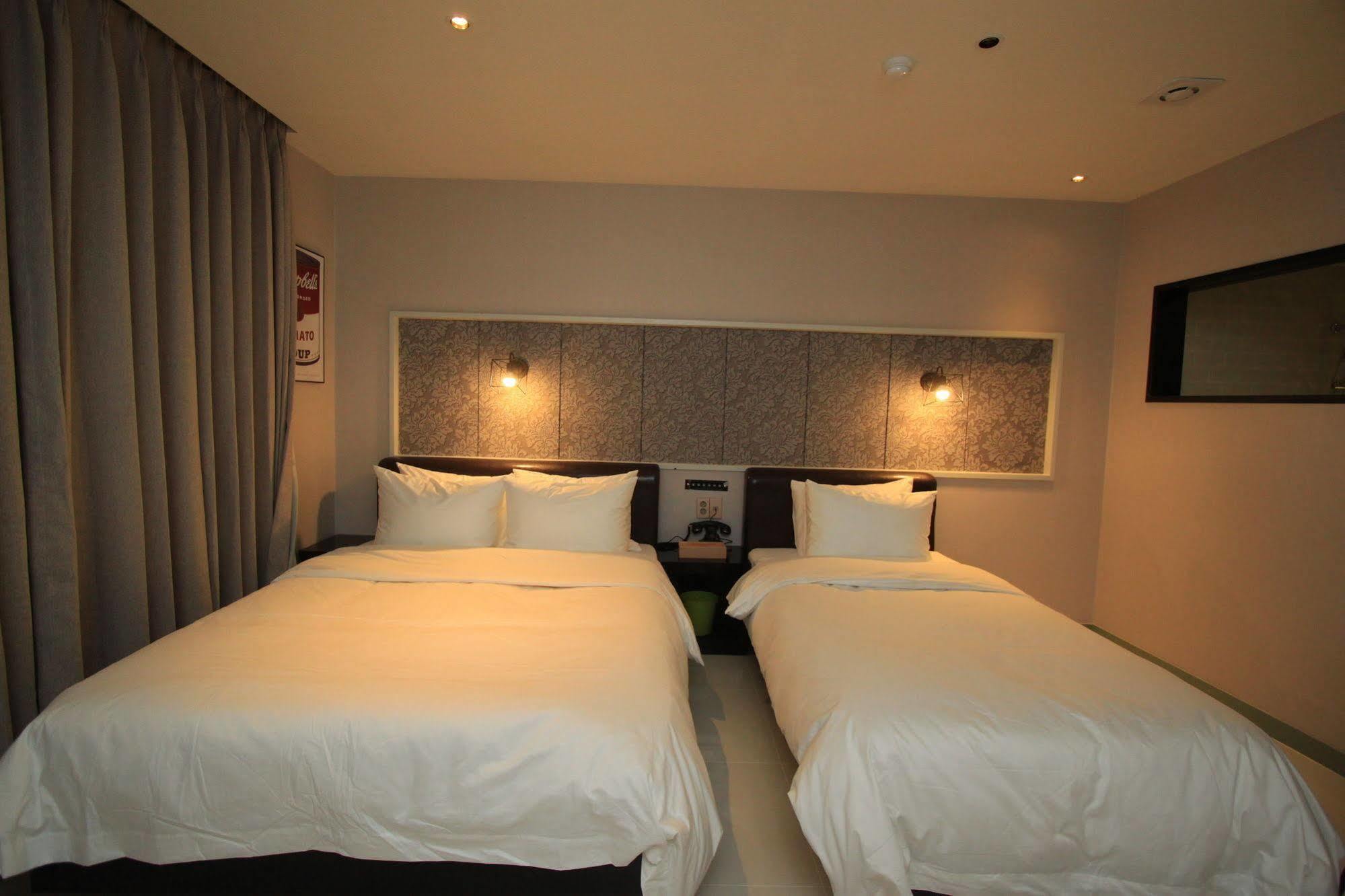 Hound Hotel Changwon Exteriör bild