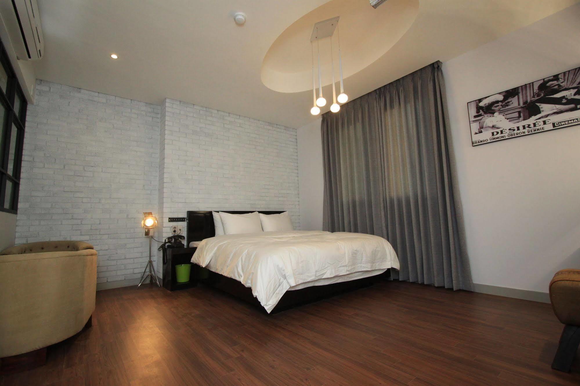 Hound Hotel Changwon Exteriör bild