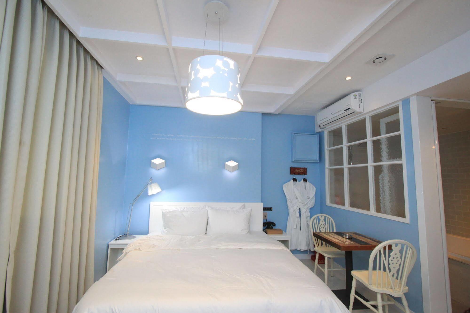 Hound Hotel Changwon Exteriör bild