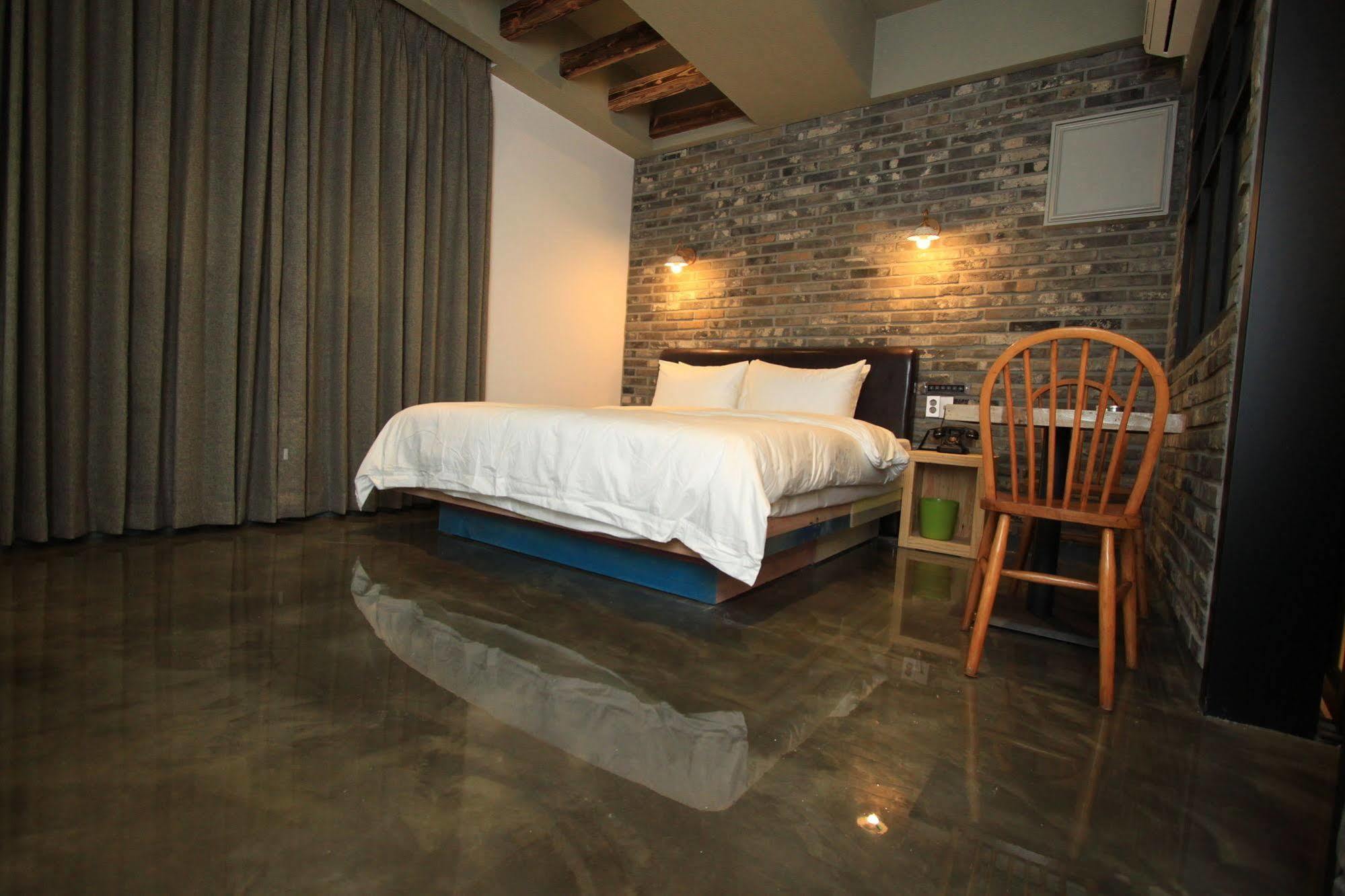 Hound Hotel Changwon Exteriör bild