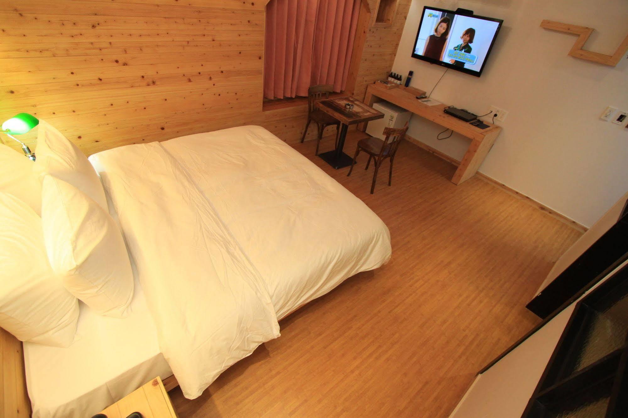 Hound Hotel Changwon Exteriör bild