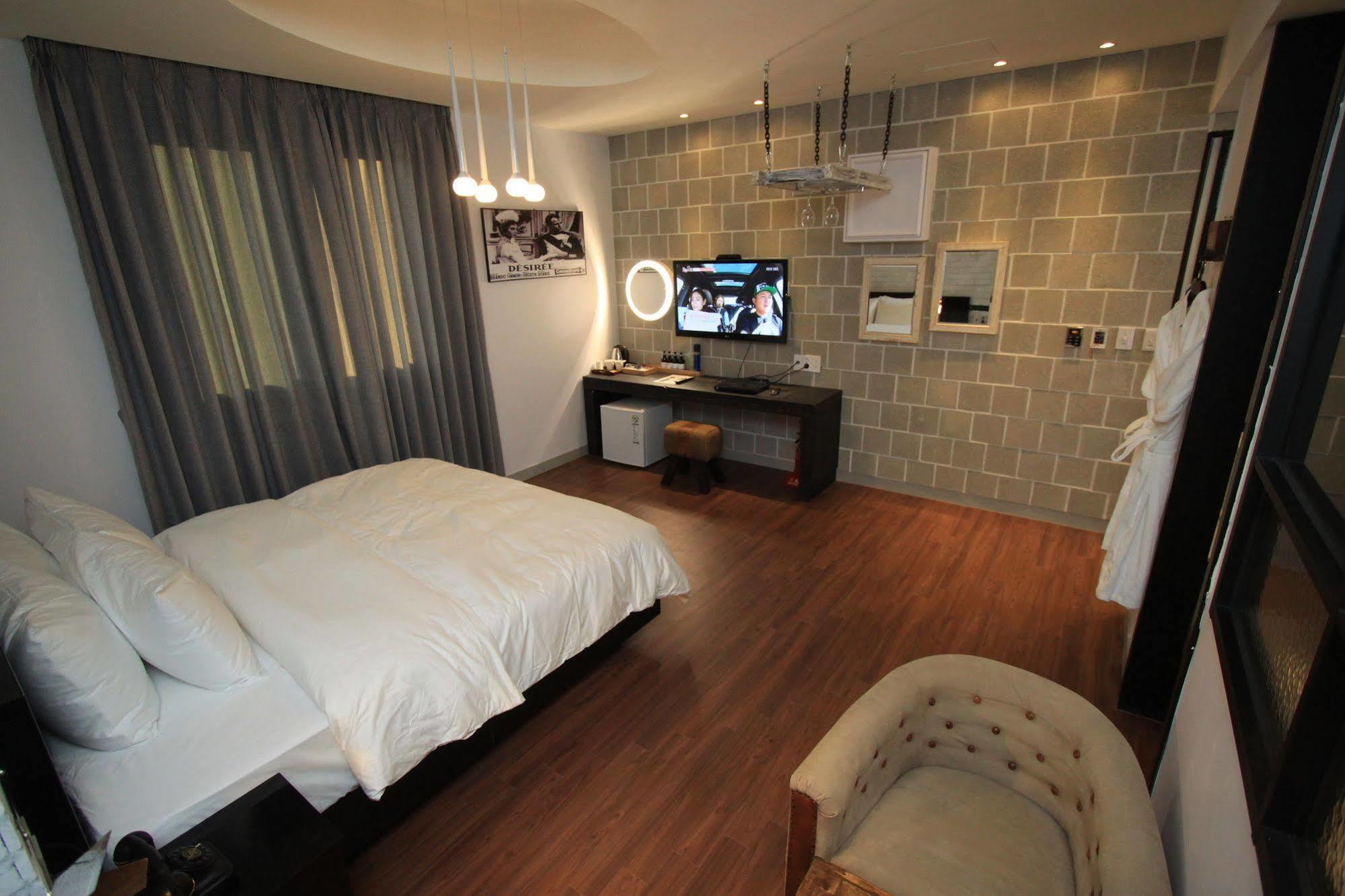 Hound Hotel Changwon Exteriör bild